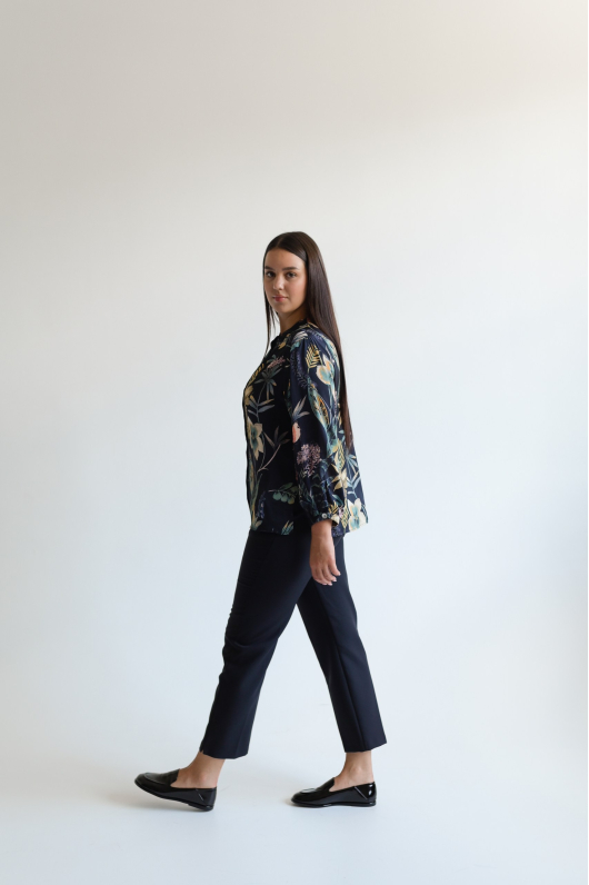 Брюки слегка зауженные к низу 